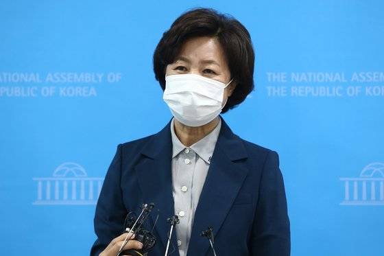 더불어민주당 대선 주자인 추미애 전 법무부 장관이 23일 서울 여의도 국회 소통관에서 대선 1호 공약인 '지대개혁' 발표를 마친 뒤 취재진의 질문에 답하고 있다.