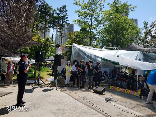 민주노총 조합원들이 23일 오후 2시 국민건강보험공단 광장 주변에 설치한 비닐천막에서 ‘고객센터 상담사 직고용을 위한 결의대회’를 열고 있다.