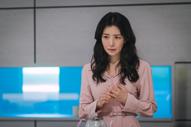 Actor Yoon Se-ah plays a new emotion of resolution in The Lorde: The Tragedy of 1In the TVN new drama The Lorde: The Tragedy of 1 (playplayplay by Yoon Hee-jung/director Kim No-won/planning studio Dragon/production The Great Show), which will be broadcast first on August 4, Yoon Se-ah will play the role of Seo Eun-soo, showing the changes in emotions that began to shake sharply shortly after facing the terrible incident.Seo Eun-soo (Yoon Se-ah) is a popular miniature writer who has opened up to solo exhibitions.It was a precious thing for him to start to show another small world for Son, who was born as a premature child and spent a lot of time in the hospital.As such, the family is so important to her, from her husband Baek Soo-hyun (Ji Jin-hee), who always considered herself a special person, and Son, who once again made her a special person.The elegant smile of Seo Eun-soo in the photo released suggests that she is having a happy day as a wife and mother.It is also noticeable that he is immersed in miniature work in the workshop.But this tranquil routine is set to be brutally broken by the tragedy that son was Kidnapping.Unlike usual, the appearance of anxiety is curious about the full-scale story that is hidden in the curtain, whether it is what you felt before the incident or if you are nervous immediately after the incident.In the meantime, the eyes and gestures that lose their hair and shake form a more dangerous air current.There is a question around her whether the whole crack that caused Seo Eun-soo to lose his relaxed smile is related to her husband Baek Soo-hyun, a national anchor who has reported the truth without regard to external pressure, and her father Seo Gi-tae (Chun Ho-jin), the chairman of a huge conglomerate in Korea.