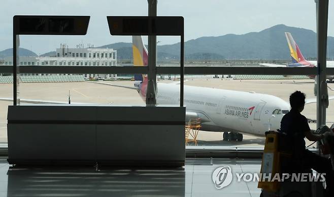 코로나 4차 대유행에도 사이판 항공노선 예정대로 이달 재개 (영종도=연합뉴스) 임헌정 기자 = 국내 신종 코로나바이러스 감염증(코로나19) '4차 대유행'에도 항공사들의 사이판 노선 운항이 예정대로 이달 말부터 재개될 전망이다.
    14일 업계에 따르면 아시아나항공과 제주항공은 이달 24일부터, 티웨이항공은 이달 29일부터 인천~사이판 노선을 운항한다.
    사진은 이날 영종도 인천국제공항 제1터미널 텅 빈 여행사 카운터 너머로 보이는 항공기. 2021.7.14 kane@yna.co.kr