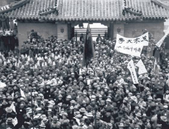 1925년 3월 19일, 국부 쑨원의 출상(出喪)을 배웅하기 위해 협화병원 문전에 운집한 학생들. [사진 김명호]