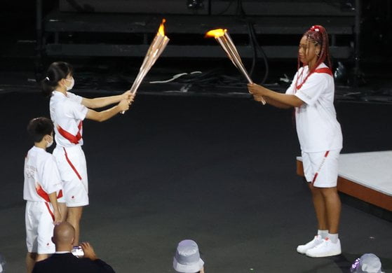 23일 열린 도쿄올림픽 개막식에서 성화 마지막 주자로 나선 오사카 나오미(오른쪽)의 모습/사진=연합뉴스