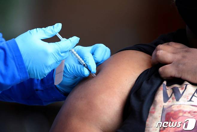 (멤피스 로이터=뉴스1) 이정후 기자 = 22일(현지시간) 미국 테네시주(州) 멤피스 대학교 캠퍼스에서 한 학생이 코로나19 백신을 맞고 있다.  (C) 로이터=뉴스1