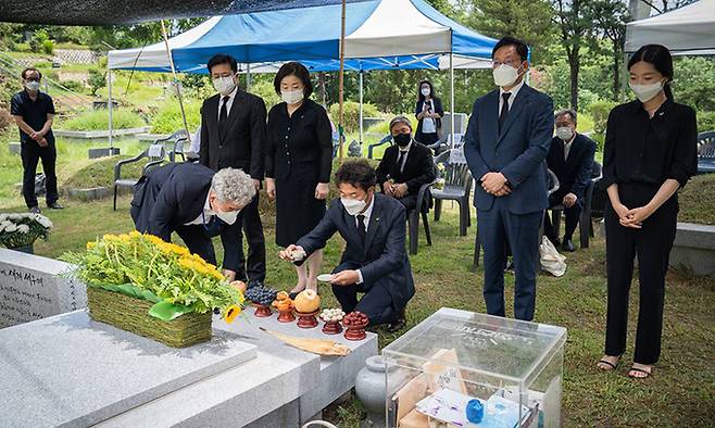 정의당 여영국 대표와 의원들이 지난 17일 경기도 남양주시 마석 모란공원에서 열린 고(故) 노회찬 대표 서거 3주기 추모제에 참석, 참배하고 있다. 정의당 제공