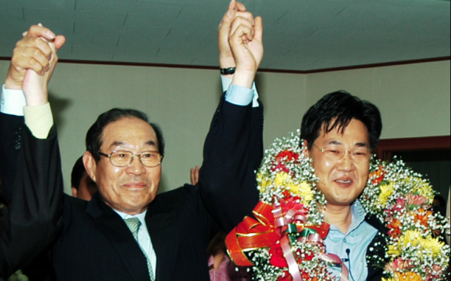 고인이 된 정재철(왼쪽) 전 의원과 그의 아들 정문헌 전 의원. 사진은 지난 2004년 4월 15일 제 17대 국회의원 선거 이후 모습/ 사진=연합뉴스