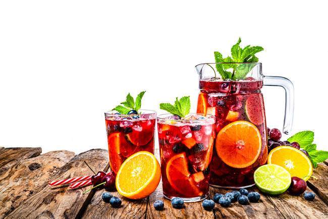즙이 풍부한 오렌지, 산뜻한 맛을 내는 레몬이나 라임 등을 넣고 만든 상그리아는 상큼하면서 달콤하다. [GettyImage]