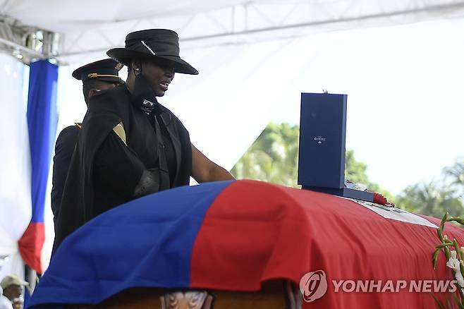모이즈 대통령 관 옆에 선 영부인  [AP=연합뉴스]