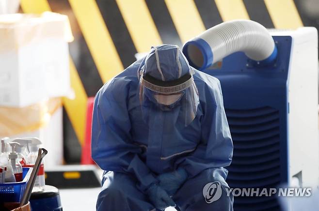 더위에 지친 선별진료소 의료진 (광주=연합뉴스) 22일 오전 광주 북구선별진료소에서 보건소 의료진이 냉풍기 앞에서 더위를 식히고 있다. 2021.7.22 [광주 북구청 제공. 재판매 및 DB 금지] pch80@yna.co.kr