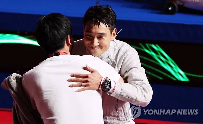 [올림픽] 기쁜 김정환 (지바=연합뉴스) 한상균 기자 = 펜싱 사브르 국가대표 김정환이 24일 일본 마쿠하리 메세홀에서 열린 산드로 바자제(조지아)와의 도쿄올림픽 동메달 결정전에서 승리한 뒤 관계자와 인사하고 있다.  2021.7.24 xyz@yna.co.kr
