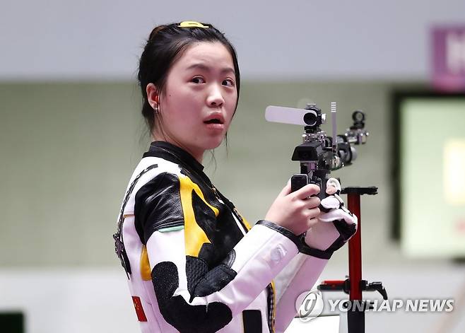 [올림픽] 대회 첫 금메달은 중국의 양첸 (도쿄=연합뉴스) 신준희 기자 = 24일 도쿄 아사카 사격장에서 열린 여자 10m 공기소총 결선에서 대회 첫 금메달의 주인공이 된 중국 양첸이 극적으로 승리한 뒤 놀라고 있다. 2021.7.24 hama@yna.co.kr