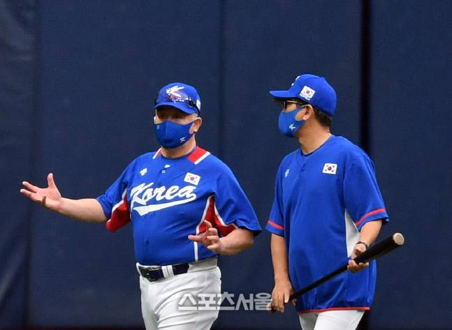 ì¶œì‚¬í'œ ë˜ì§„ ê¹€ê²½ë¬¸ ê°ë… ë§ì´ ì•„ë‹Œ í–‰ë™ìœ¼ë¡œ ë³´ì—¬ë