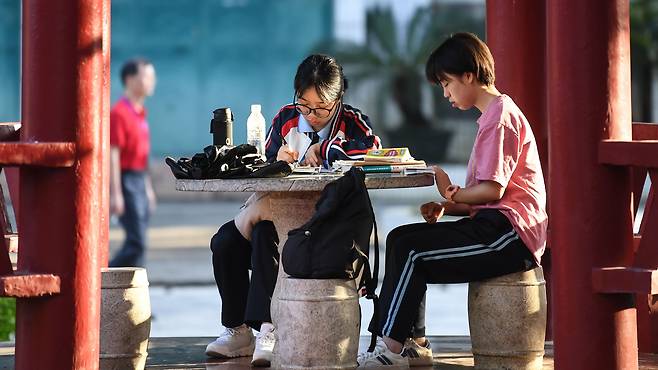 맹모삼천지교의 고향인 중국은 한국보다 교육열이 더하면 더했지 덜하진 않다. 사진은 중국의 대학 입학시험인 가오카오(高考)를 준비 중인 수험생들. /신화통신
