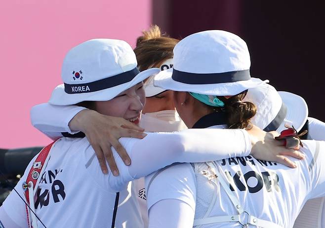 25일 일본 도쿄 유메노시마 공원 양궁장에서 열린 양궁 여자단체전 결승전에서 한국 선수들이 금메달을 확정지은 뒤 류수정 감독과 환호하고 있다./연합뉴스