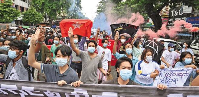 미얀마 시민들이 '세 손가락 경례'를 하며 군부 쿠데타 정권에 반대하는 시위를 하고 있다. 이러한 시위가 5개월 이상 이어지고 있다./AFP연합뉴스