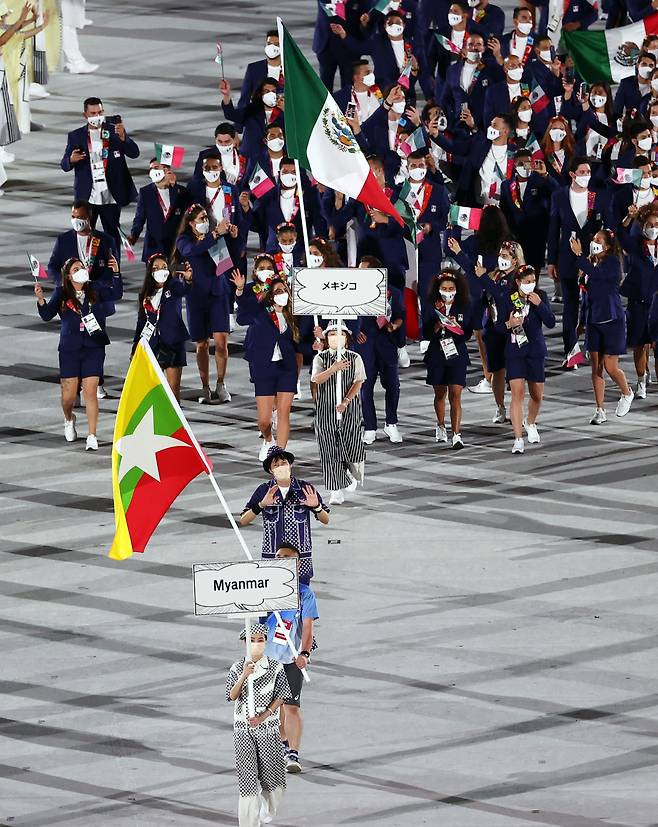 지난 23일 열린 2020 도쿄올림픽 개회식에 미얀마 선수단이 입장하고 있다./연합뉴스