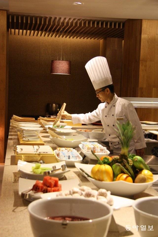 조리장이 입주민별 건강 식단을 준비하고 있다. 동아일보 DB