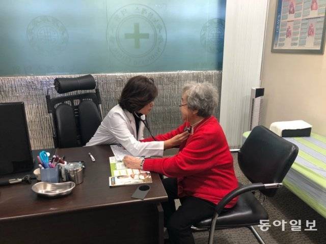 실버타운의 장점은 가까운 곳에 의료 인력이 대기하고 있어 평소 건강관리는 물론 비상 상황에도 대처하기 쉽다는 점이다. 동아일보 DB