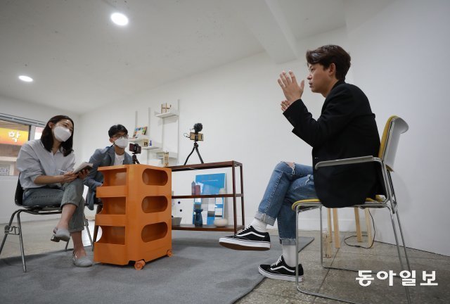 지난 5월 26일, 서울 양천구에서 ‘H.O.T.’ 출신 토니안(오른쪽)이 인터뷰하는 모습.