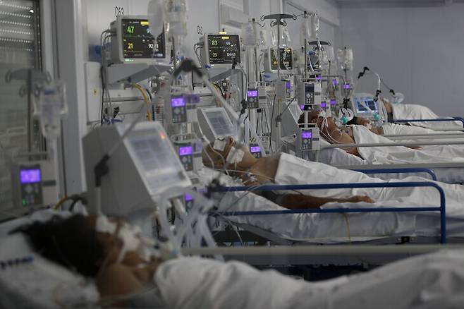 An intensive care unit for COVID-19 patients at a hospital in Argentina. (AP/Yonhap News)