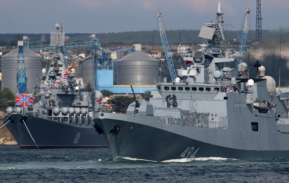 러시아 해군의 유도미사일순양함 ‘모스크바’와 호위함 ‘그리고로비치 제독’이 24일 크림반도의 항구도시 세바스토폴에 정박해 있다. 세바스토폴/로이터 연합뉴스