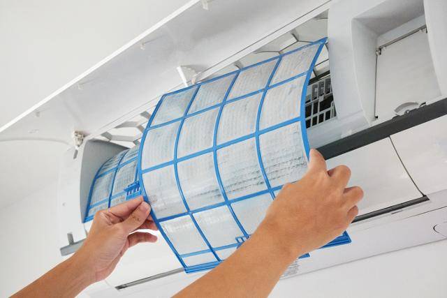 에어컨 필터 청소 및 교체 주기, 청소 방법은 기기마다 달라 사용설명서를 참고하면 정확한 정보를 얻을 수 있다. 게티이미지뱅크
