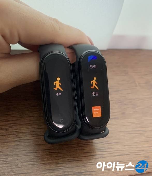 미밴드5(왼쪽)는 위아래 베젤이 넓은 반면 미밴드6는 풀스크린을 갖췄다. 미밴드5의 경우 메뉴를 넘길 때 하나씩 넘어갔지만, 미밴드6의 경우 여러 메뉴를 한 번에 확인할 수 있었다. [사진=서민지 기자]