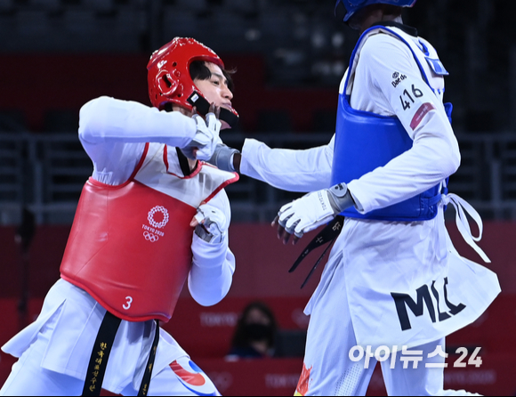 한국 태권도 이대훈이 25일 일본 지바 마쿠하리 메세홀에서 열린 '2020 도쿄올림픽' 태권도 남자 68kg급 패자부활전 첫 경기에서 세이두 포파나(말리)를 11-9로 제압했다. 공격하는 이대훈의 모습.