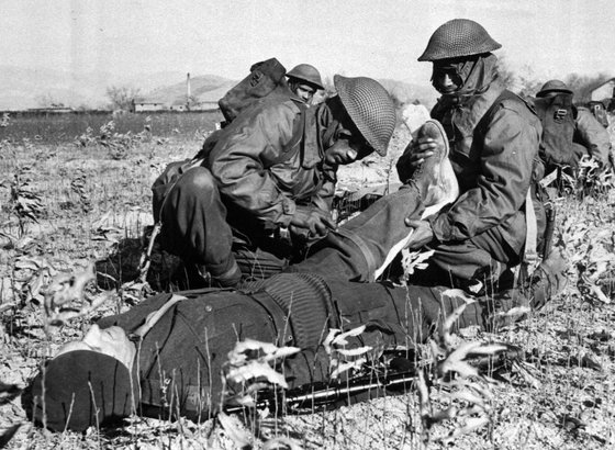 1951년 1월 한국전쟁에 참전한 인도군이 부상자 치료 훈련을 하고 있다. 사진 미 국방부=AP