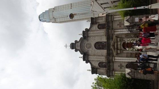 중국 톈진(天津)시 도심 해방북로와 하이허(海河) 사이에 위치한 자죽림 교회당에서 지난 17일 젊은 중국인 부부가 결혼식을 올리고 있다. 교회당 인근 자죽림 절터에 1884년부터 1895년까지 조선의 첫 해외 상주 공관인 톈진 공관이 위치했다. 신경진 기자