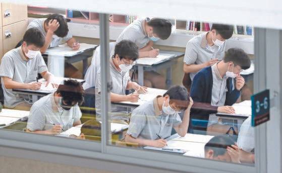 지난달 3일 강원 춘천시의 한 고등학교에서 3학년 학생들이 시험을 치르고 있다. 연합뉴스