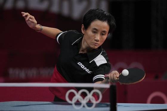 자자의 첫 올림픽 상대였던 오스트리아 대표 리우 지아(39). 이번이 마지막 올림픽 출전인 그는 자자의 또래인 10살 딸을 두고 있다. [AP=연합뉴스]