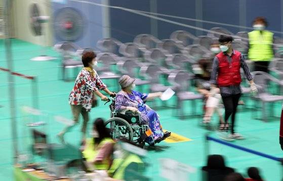 5일 오전 광주 북구 코로나19 예방접종센터에서 화이자 백신을 접종받은 대상자들이 이상 반응을 관찰하기 위해 대기장소로 이동하고 있다. 연합뉴스