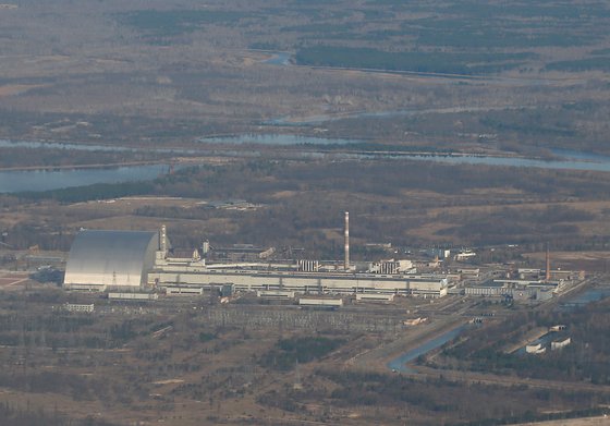 지난 4월 우크라이나 체르노빌 핵 발전소 위에 차단시설을 새로 덮은 모습. 체르노빌은 역대 최악의 원전 사고가 일어났던 곳으로 꼽히고, 아직도 남은 방사성 물질의 처리와 차단이 계속되고 있다. MBC는 지난 23일 도쿄올림픽 개막식을 생중계하면서 우크라이나를 소개하는 화면에 대표 사진으로 체르노빌 핵발전소를 띄워, 국제적으로 입길에 올랐다.REUTERS=연합뉴스