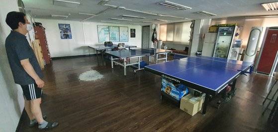 서울시 영등포구의 한 탁구장에서 B씨가 텅 빈 탁구장을 바라보고 있다. 이영근 인턴기자