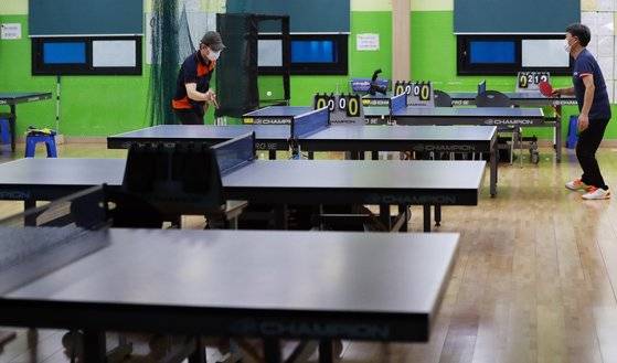 지난해 9월, 광주시 북구 한 탁구장이 오랜만에 영업을 재개했지만, 한산한 모습을 보이고 있다. [연합뉴스]