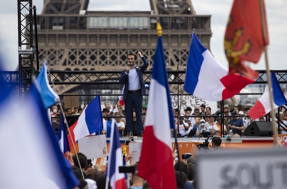 24일 프랑스 파리 에펠탑 인근에서 진행된 백신 증명서 반대 시위. EPA/IAN