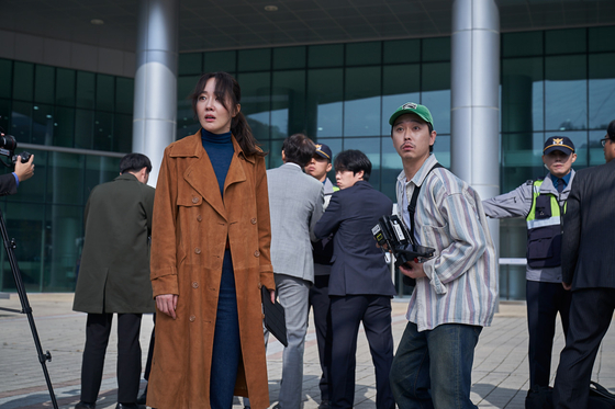 Actor Uhm Ji-won, left, is seen from the movie "The Cursed: Dead Man’s Prey." [CJ ENM]
