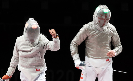 Kim Jung-hwan reacts after winning a point against Sandro Bazadze of Georgia in the men’s sabre bronze medal match at Makuhari Messe Hall in Chiba, Japan on Saturday. [NEWS1]