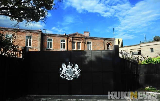 철문으로 굳게 닫힌 영국대사관 저