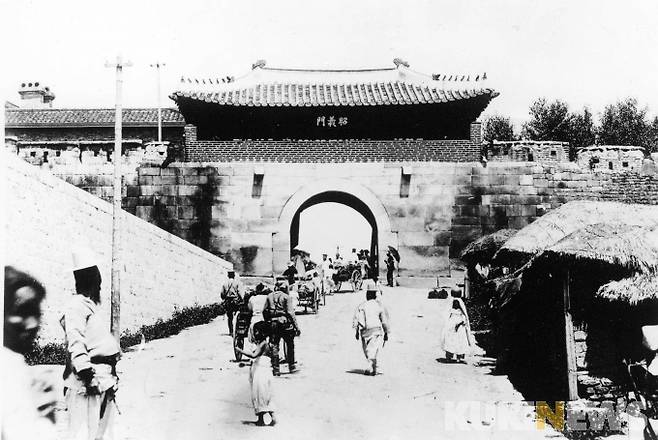 옛 소의문 전경/ 소의문(昭義門)은 조선의 수도인 한양의 4소문(小門) 중의 하나로 서쪽의 소문이다. 또한 소의문은 강화군 또는 인천군으로 향하는 관문으로, 광희문과 함께 시체를 도성 밖에 내어갈 수 있는 문이었다. 1914년 일제강점기의 도시계획에 따라 근처 성곽과 함께 철거되어 사진으로만 그 모습이 전해진다.