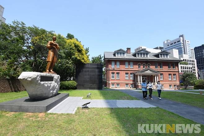 배재학당역사박물관 전경/ 처음 2칸짜리 한옥에서 시작한 배재학당은 주변의 한옥과 대지를 구입한 후 1887년 아펜젤러가 정동의 전망이 좋은 언덕에 르네상스식 벽돌 건물을 지었다.