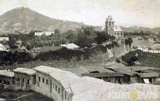 옛 프랑스공사관과 한양도성/ 프랑스공사관은 프랑스 전권위원 콜랭 드 플랑시(Collin de Plancy. 1853~1922)가 1887년 서울에 부임하면서 짓기 시작해 1896년 완공됐다. 프랑스 건축가 살르벨르(m. Salebelle)가 했고 프랑스 바로크 스타일로 설계했다. 규모는 지하 1층, 지상 2층의 본체와 5층 높이의 옥탑으로 구성됐다.