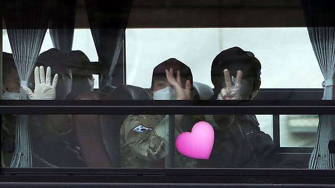 치료시설로 옮겨지며 손 흔들고 V자를 내보이는 청해부대원들