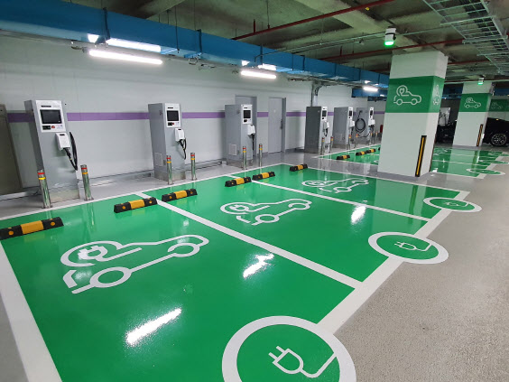 코엑스 지하3층 주차장에 전기차 급속충전소가 23대로 확대 마련됐다. (사진=무역센터)