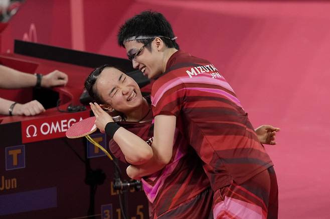 일본의 미즈타니 준(오른쪽)과 이토 미마가 도쿄올림픽 탁구 혼합복식에서 금메달을 차지한 뒤 기뻐하고 있다.