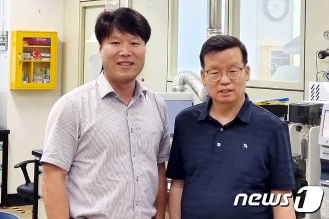 경북도 환경연구원 이기창·정상섭 박사(왼쪽부터)/© 뉴스1