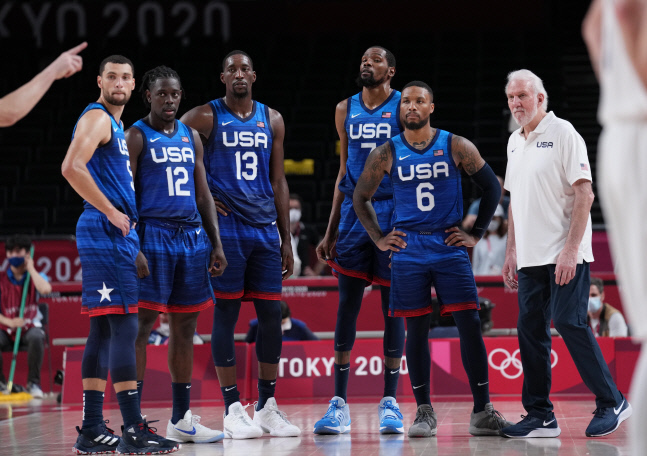 미국 농구 대표팀 그렉 포포비치 감독이 25일 프랑스와의 경기에서 타임아웃을 불러 선수들을 모으고 있다. 도쿄|Xinhua연합뉴스