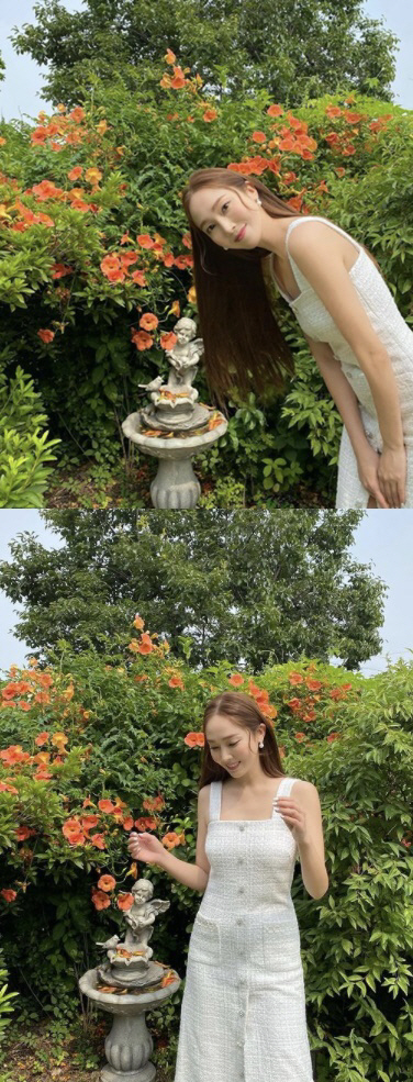 On the 26th, Jessica posted an article called That Summer feeling and several photos on her Instagram.Jessica in the picture is smiling against the backdrop of a flower garden, with a white dress full of elegant and innocent charm.The rate and the fresh atmosphere as much as the model captivated the fans.Jessica, who made her debut as Girls Generation in 2007, began her solo career after having a Withdrawal in 2014.It has been dating Businessman Tyler since 2013.