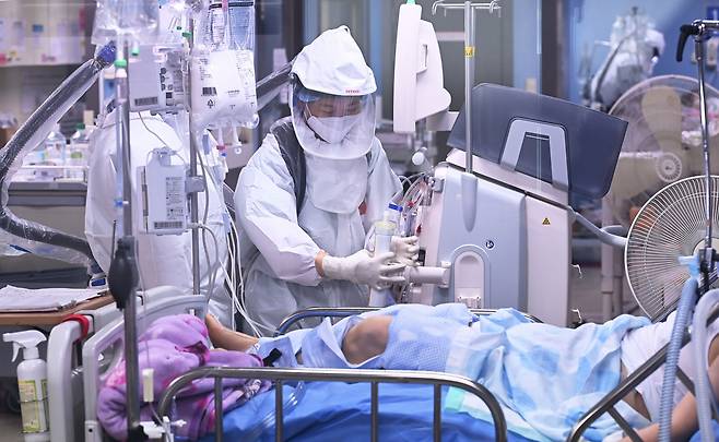 지난 5일 코로나19 거점전담병원인 경기도 평택시 박애병원에서 의료진들이 중증 환자들을 돌보고 있다./뉴시스