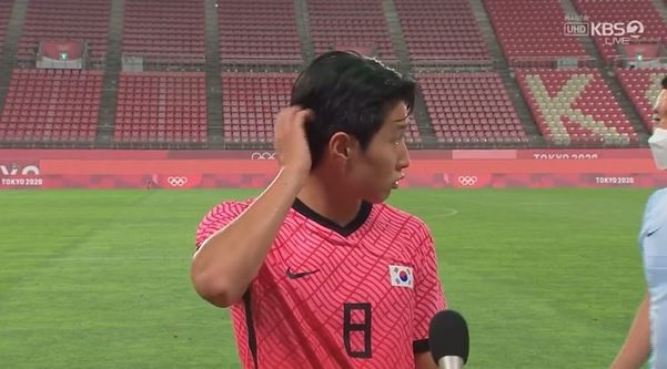 대한민국 축구대표팀의 막내 이강인이 루마니아전에서 2골을 기록하고 인터뷰를 요청받자 머리를 긁적이며 "내가 인터뷰할 게 아닌데"라고 말했다. 이날 한국은 4-0으로 이겼다./KBS